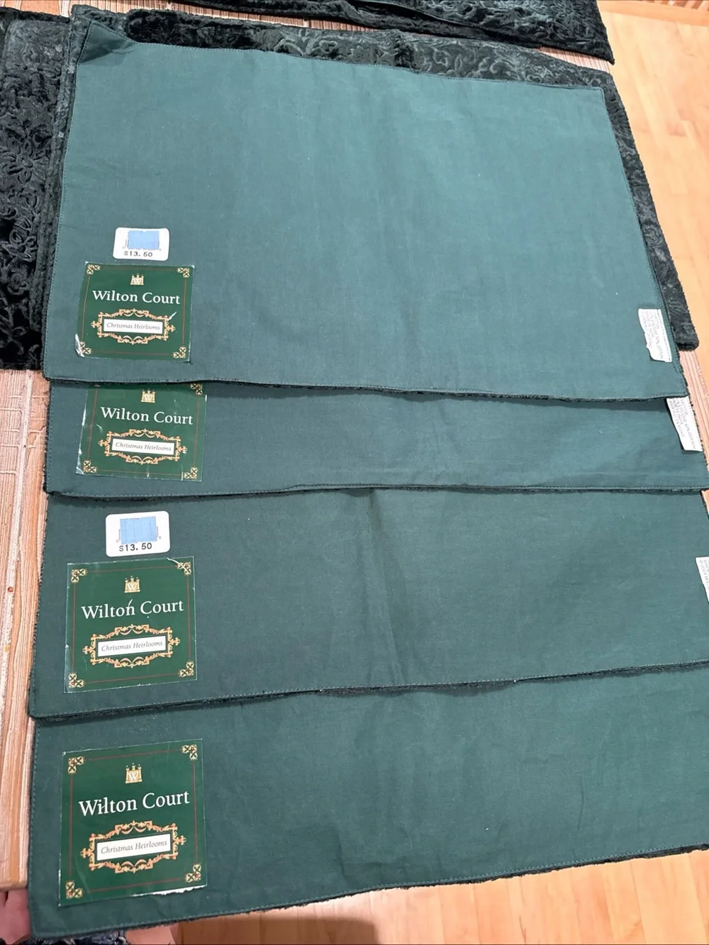 12 Wilton Court Christmas Heirlooms Green Placemats 2004 Regency Traditional New